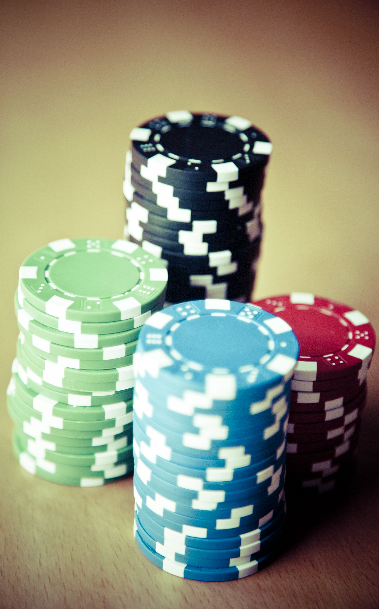 Renkli casino fiş yığınları